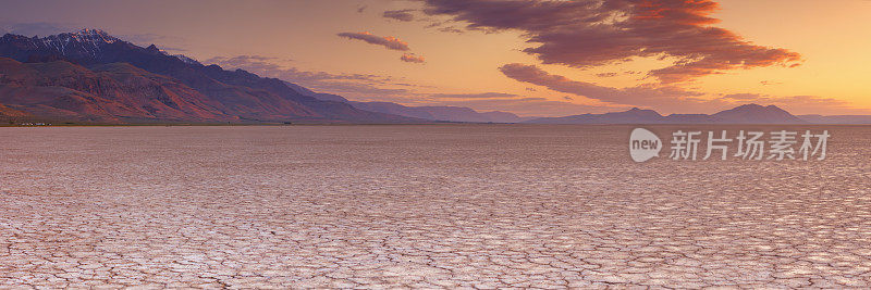 日出时分，美国俄勒冈州偏远的阿尔沃德沙漠上龟裂的土地