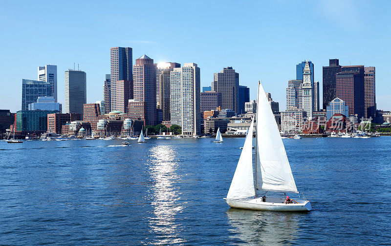 波士顿港上的帆船