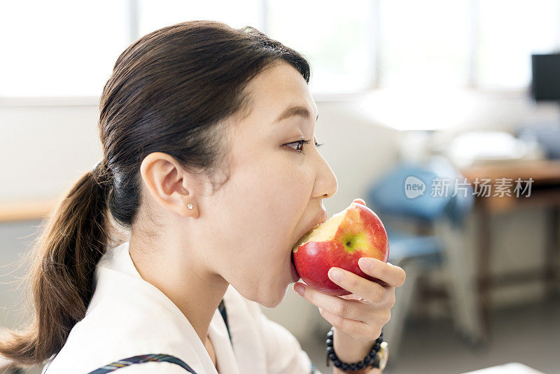 中国学生在学校吃苹果，香港，亚洲