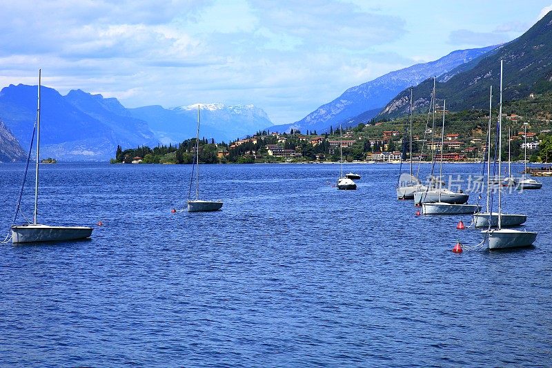 游艇船，意大利加尔达湖碧绿的天堂海岸，马尔切辛