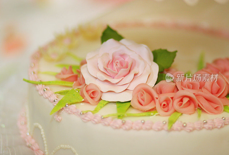 有粉红玫瑰的婚礼蛋糕