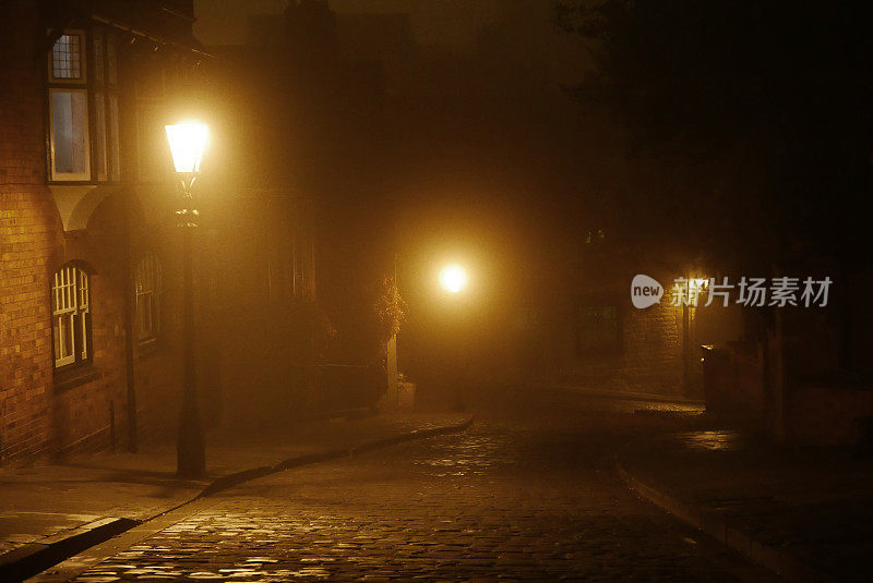 迷雾中的卵石街(林肯，英国)
