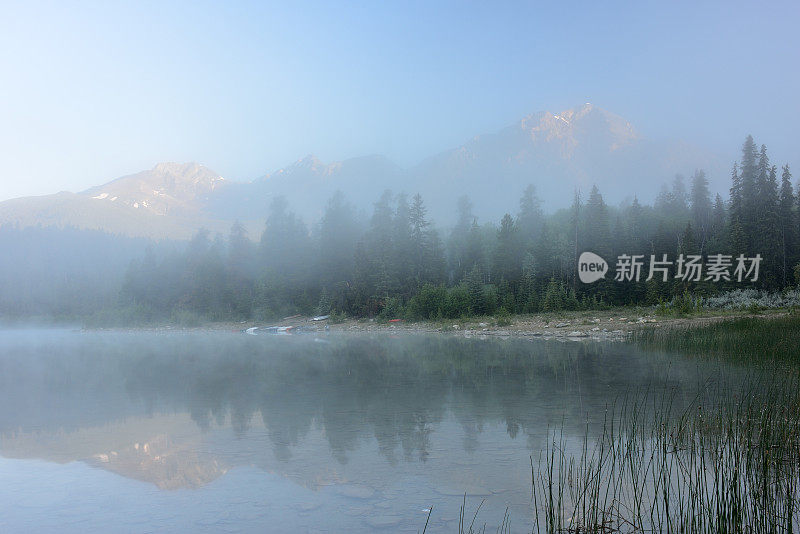 日出时分的帕特丽夏湖