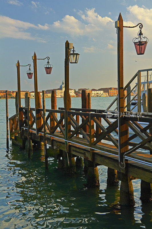 威尼斯，堤岸，码头上挂着灯笼。