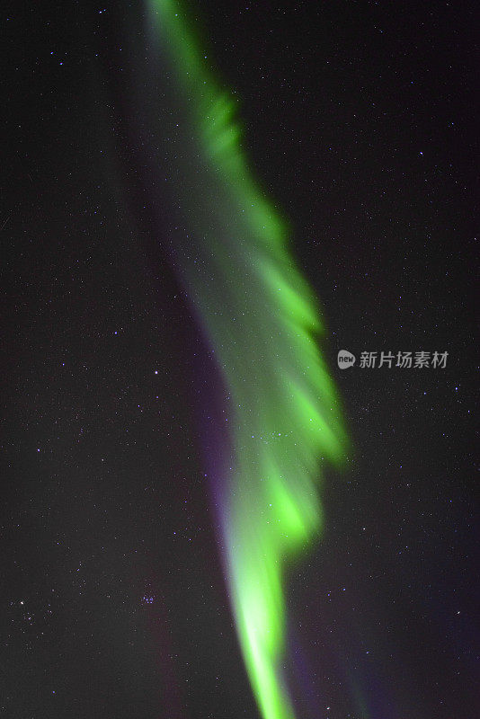 挪威罗浮敦群岛夜空中的北极光