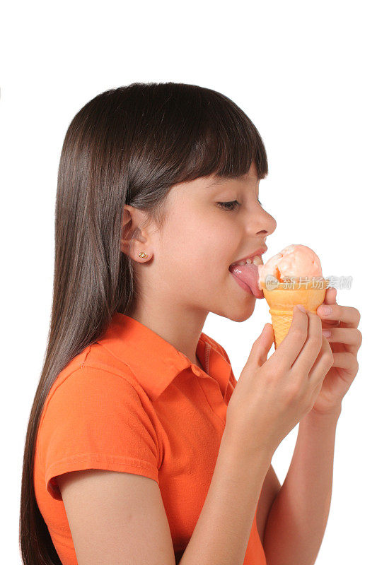 舔冰淇淋的女孩