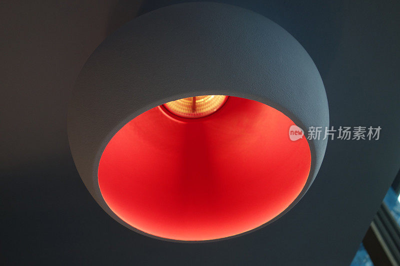 天花板上有一盏红色的圆灯