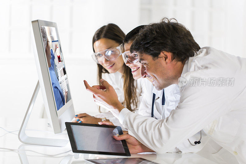 年轻的医生在监视器上看血库的图片