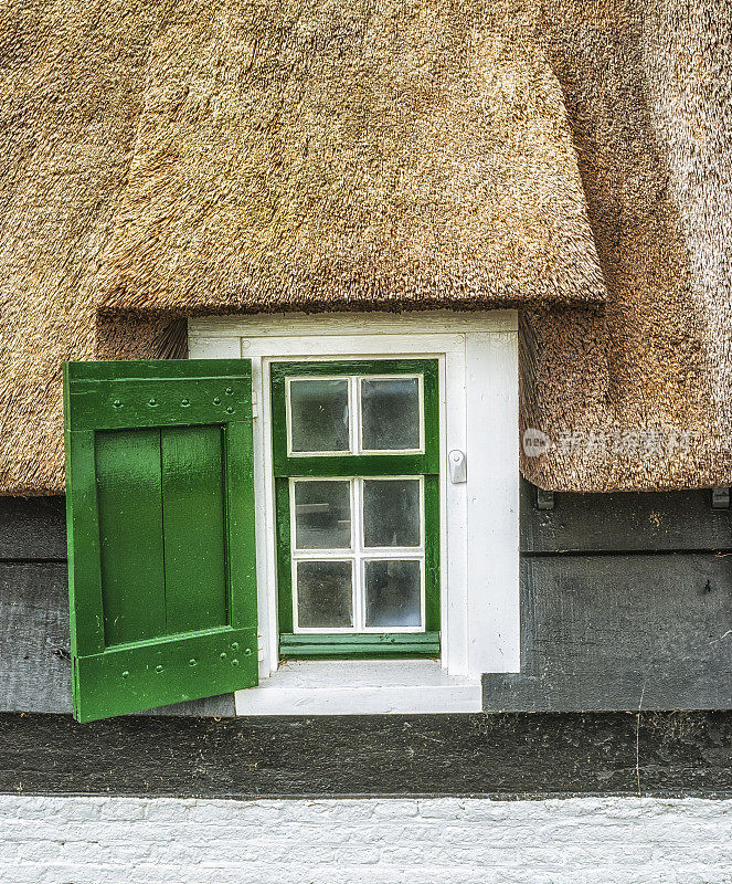 荷兰传统房屋的风车窗户