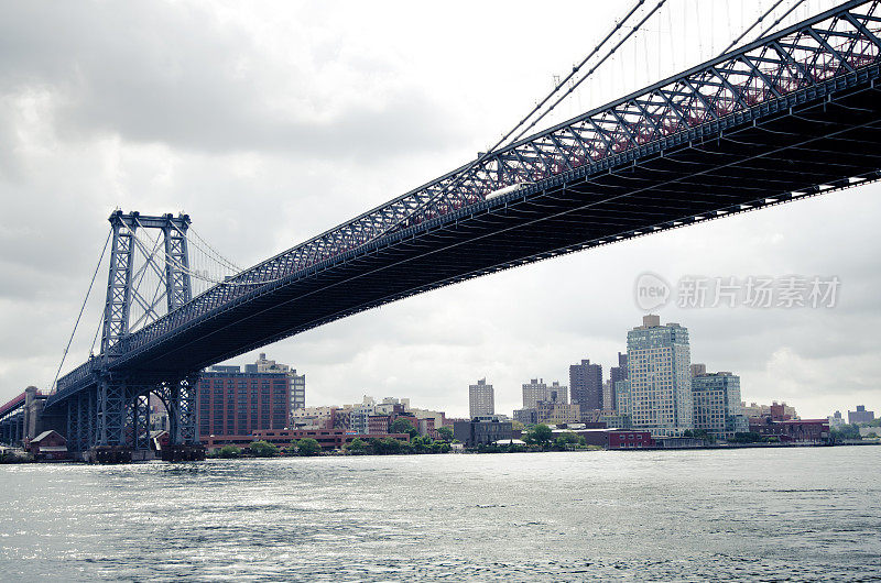 威廉斯堡大桥横跨纽约市东河
