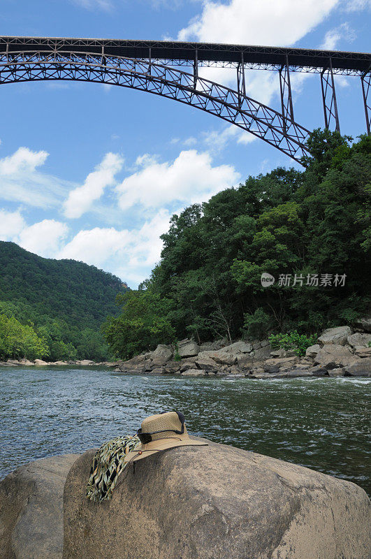 帽子和游泳衣在桥下的岩石上