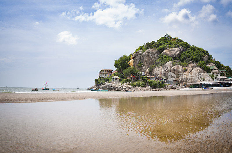 泰国华欣海滩，以佛像为背景