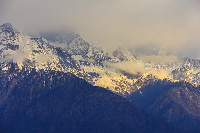 日出的梅里雪山和明永冰川，在飞来寺，中国，云南，德清