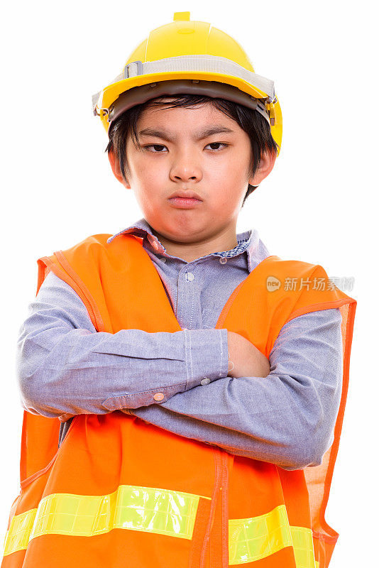 愤怒的日本男孩建筑工人双臂交叉