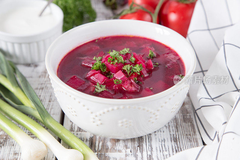 罗宋汤-甜菜根汤。乌克兰和俄罗斯传统蔬菜蔬菜红汤
