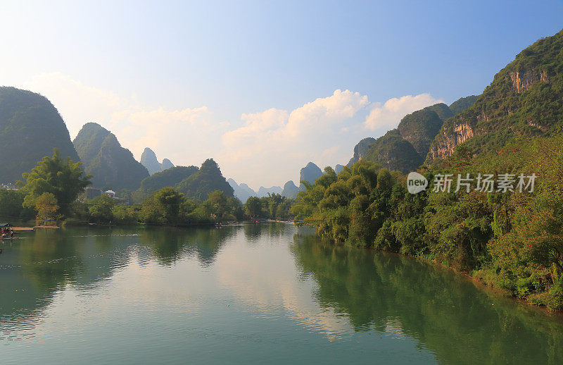 中国阳寿喀斯特山区景观竹筏