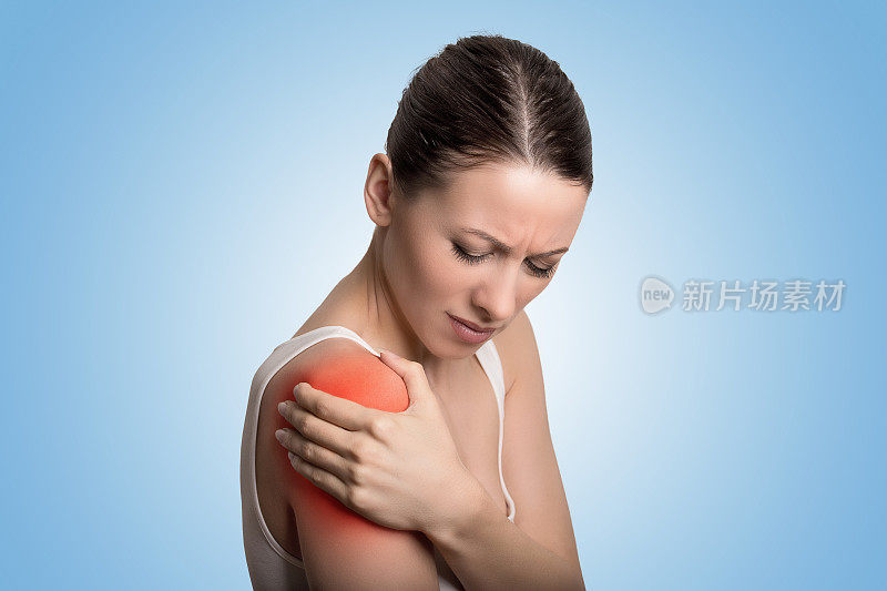 年轻的女性病人，疼痛的肩膀染成红色。