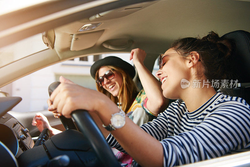 两个年轻女人在车里跟着唱