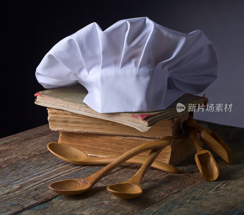 旧烹饪书，厨师帽和木制汤匙。