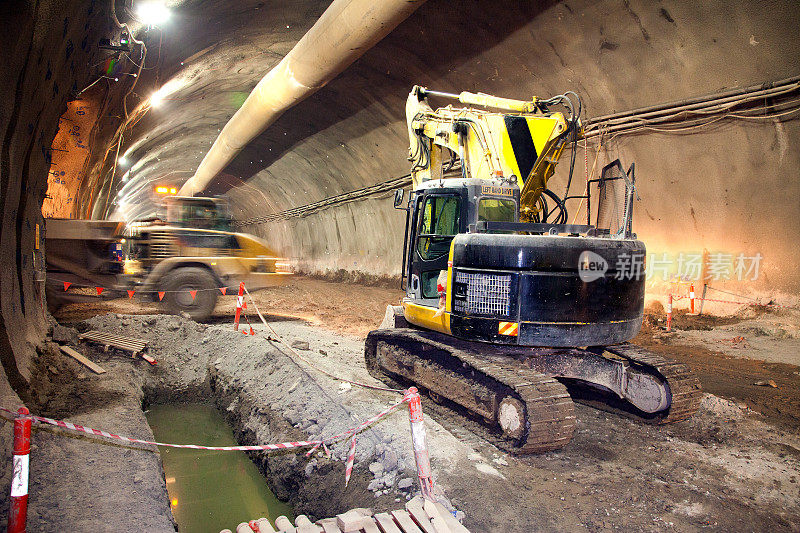 混凝土道路隧道施工挖掘机和自卸车