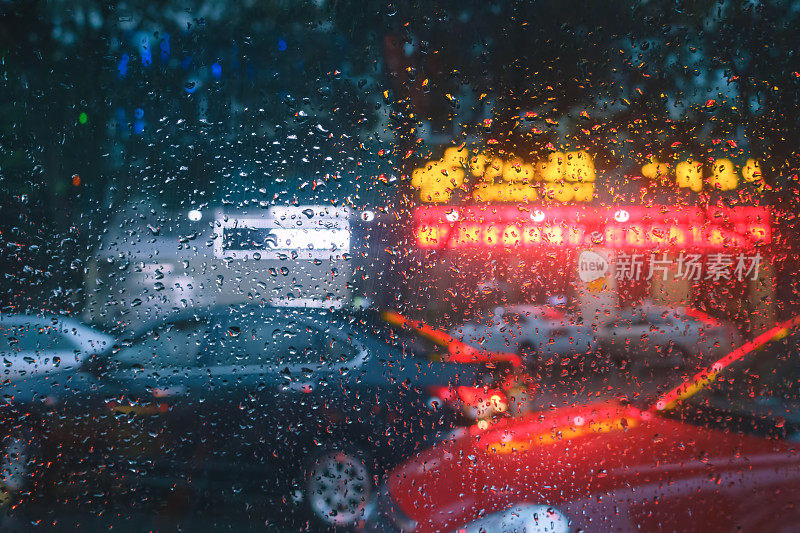 湿漉漉的雨点穿过中国街道的玻璃。