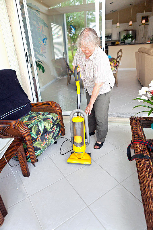 老年妇女:老年妇女扫地
