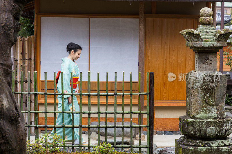 走过百库曼本千寺的和服女士