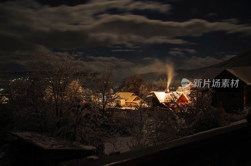 四季。圣诞童话。冬天的夜晚。山村的房子烟囱在冒烟。自然和旅游。俄罗斯，阿迪加，高加索山脉