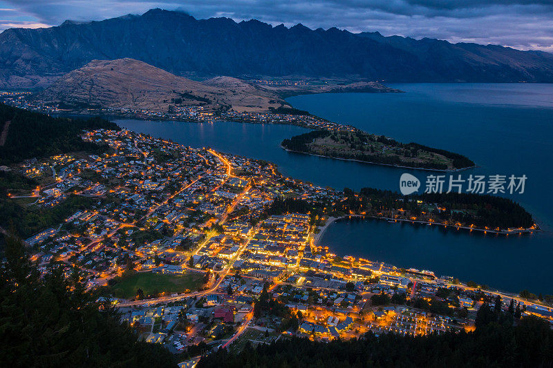 新西兰皇后镇和瓦凯提普湖的城市景观