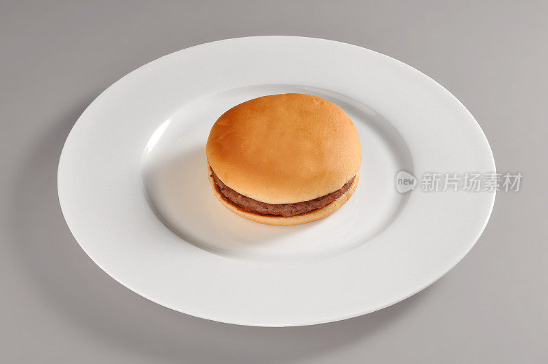 圆盘搭配简单的三明治芝士汉堡