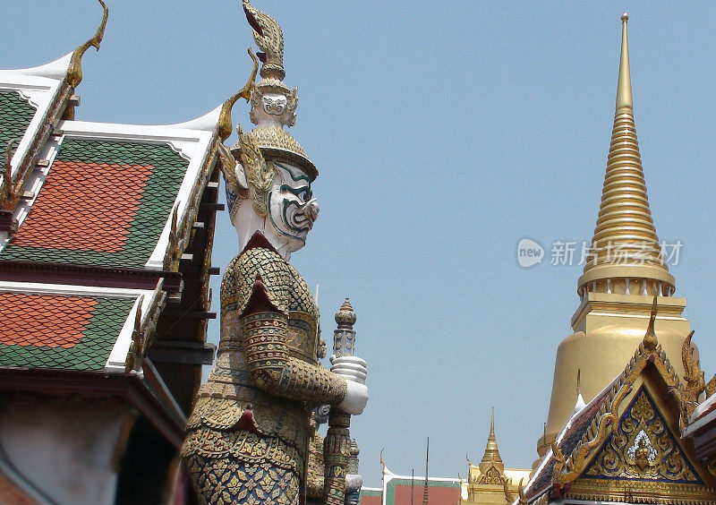 曼谷大皇宫、寺庙、守护雕像和蓝天