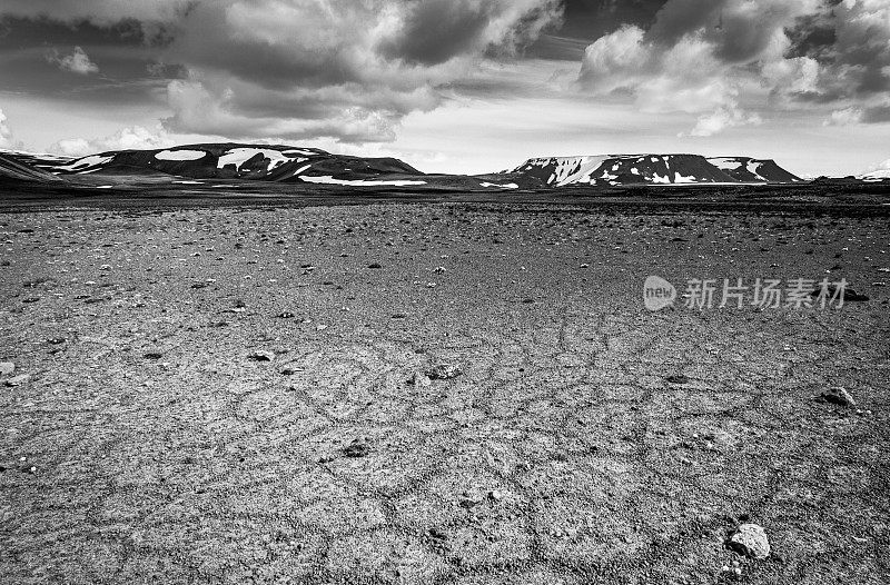 图案地面与多边形在美丽的原始冰岛高地。冰岛