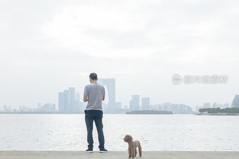 年轻男子在金鸡湖边呼唤