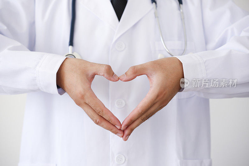 医生制作心脏形状