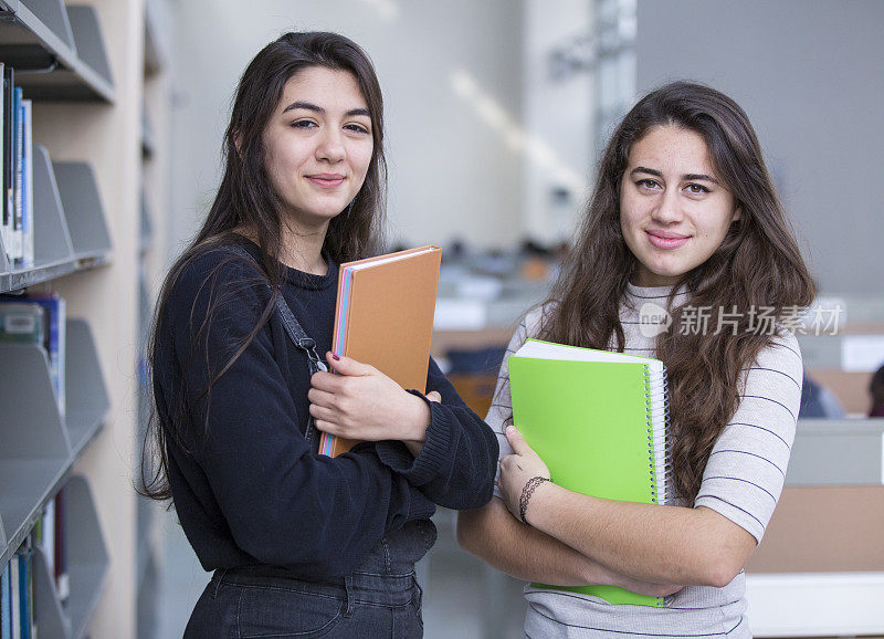 学生在图书馆