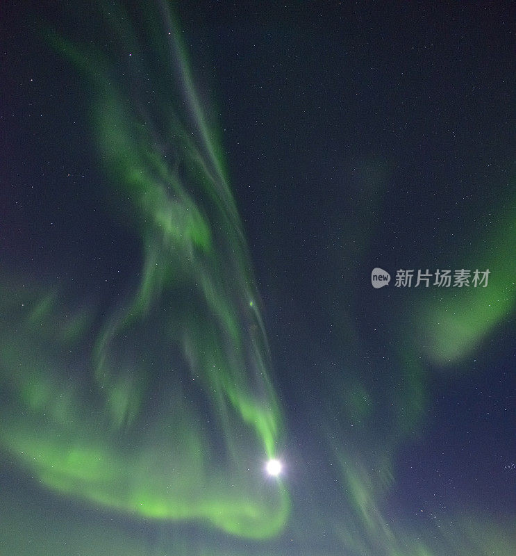 北极光挪威北部夜空中的北极光