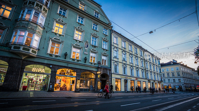 奥地利街道和黄昏的商店