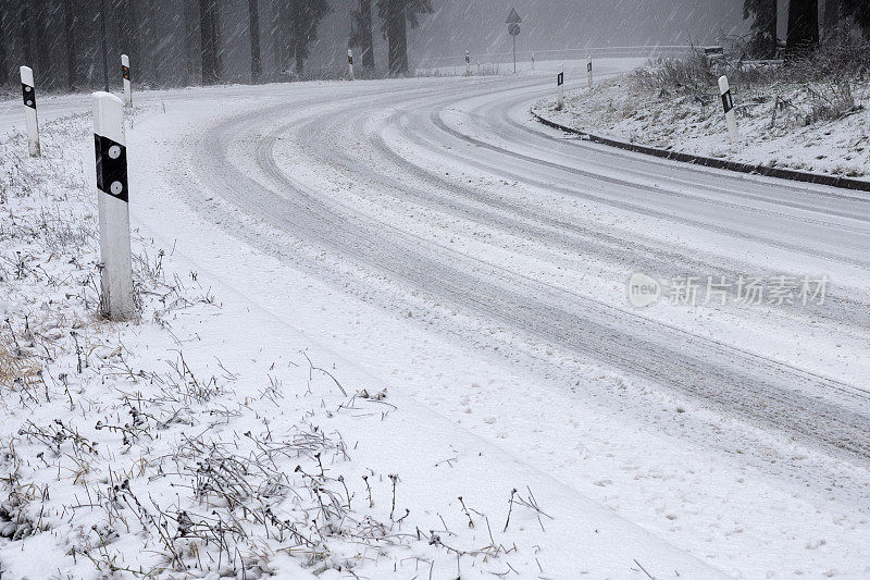 积雪覆盖的道路-冬季驾驶状况