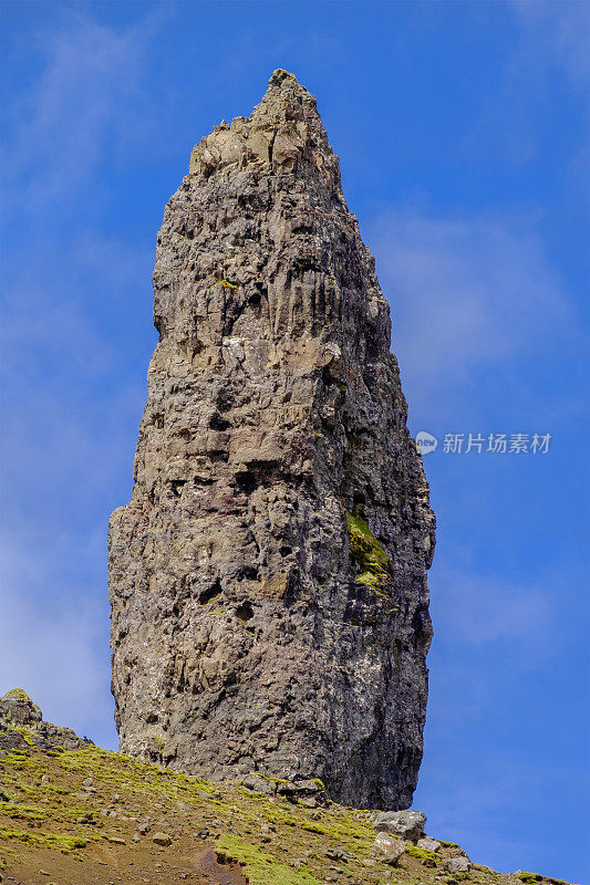 “斯托尔老人”是苏格兰斯凯岛的自然地标之一，是特罗特尼什山脊的一个巨大的岩石尖顶