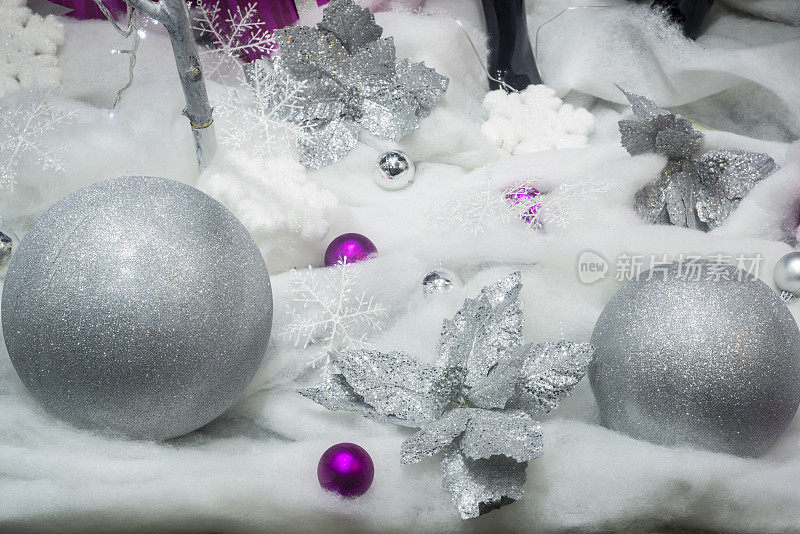 冬季节日装饰星星，球和雪水晶