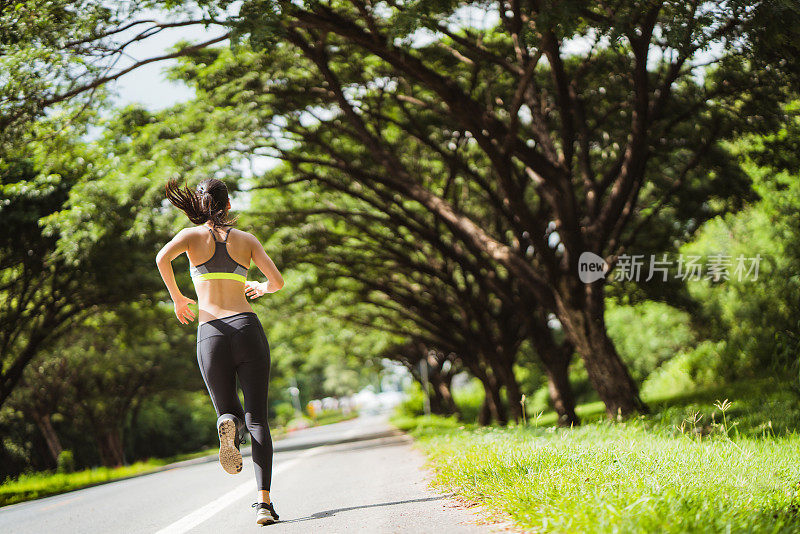 亚洲女性早上在公园慢跑