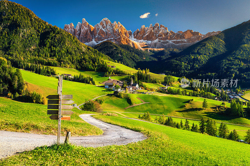 阿尔卑斯山的春天景观与圣马达莱纳村，白云石，意大利，欧洲