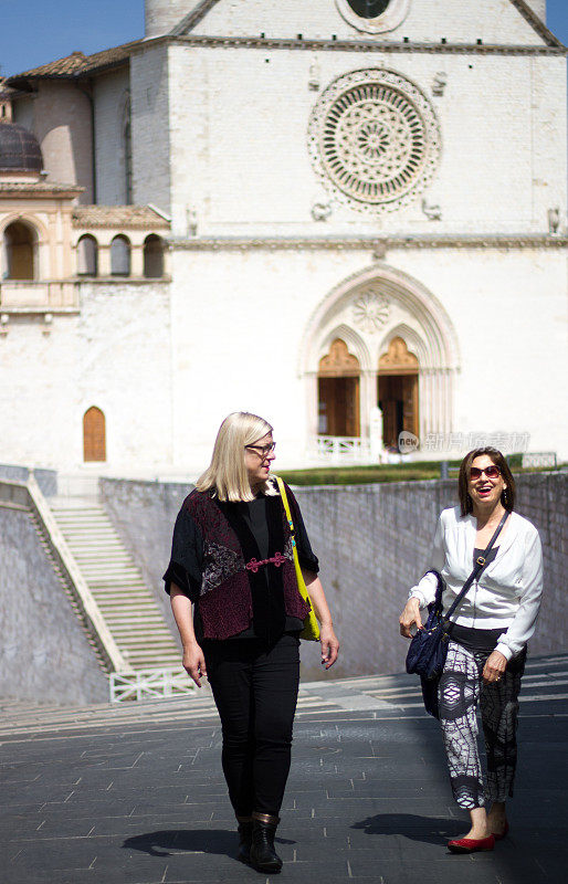意大利度假:两位资深女性朋友在阿西西大教堂