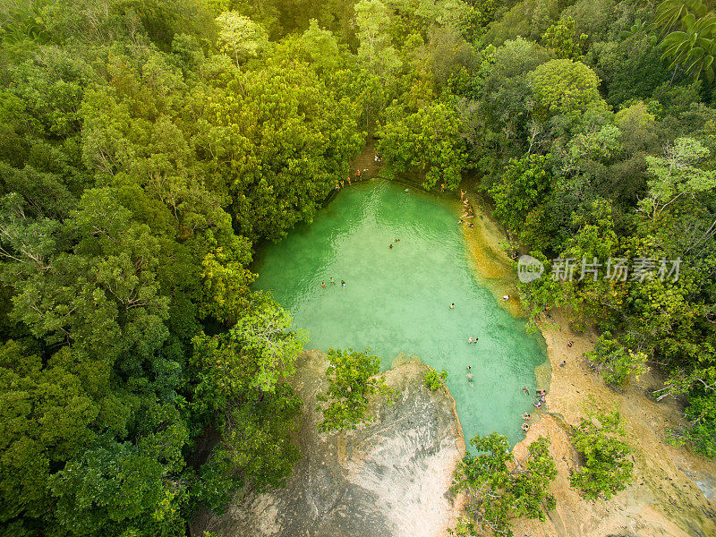 鸟瞰图的天然翡翠池塘与惊人的蓝色水在甲米省的泰国