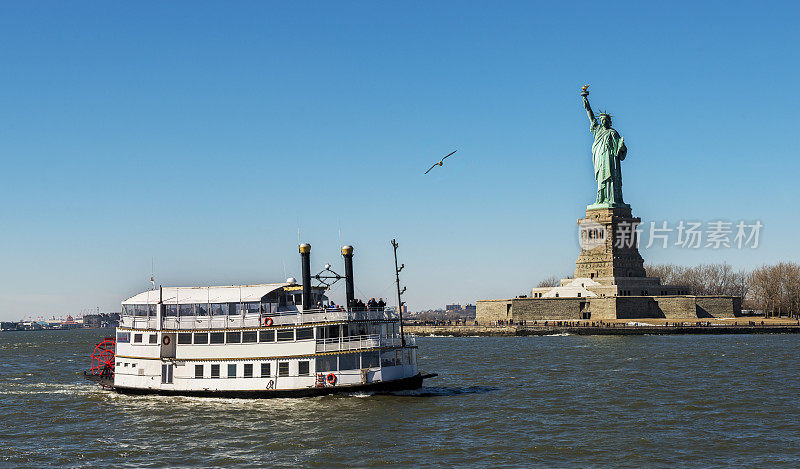 美国纽约自由女神像和一艘客轮