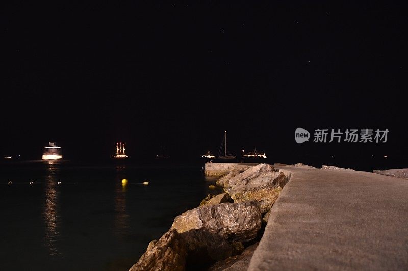 夜晚在海上的小船