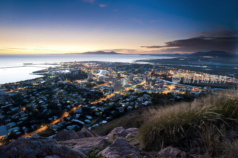 澳大利亚汤斯维尔黄昏时的城市景观
