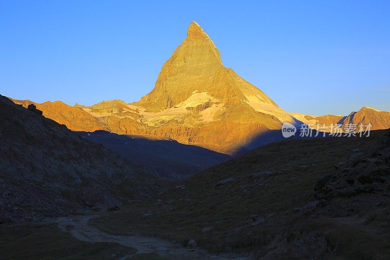 童话般的风景-马特洪峰在金色的黎明日出:田园诗般的高山山谷和梦幻般的戏剧性瑞士雪山国家象征山，田园诗般的乡村，瓦莱州，瑞士阿尔卑斯山，瑞士
