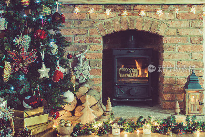 圣诞布景，装饰壁炉，皮草树
