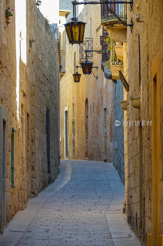 马耳他古城姆迪那狭窄蜿蜒的小巷